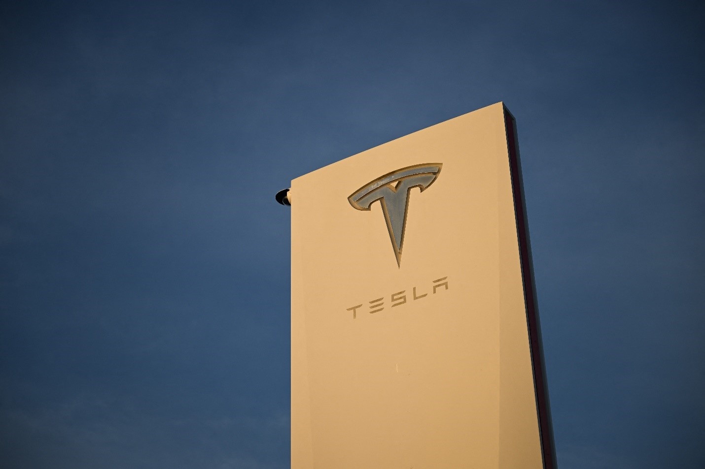 Giảm 65% trong năm 2022, cổ phiếu Tesla có nên mua không?