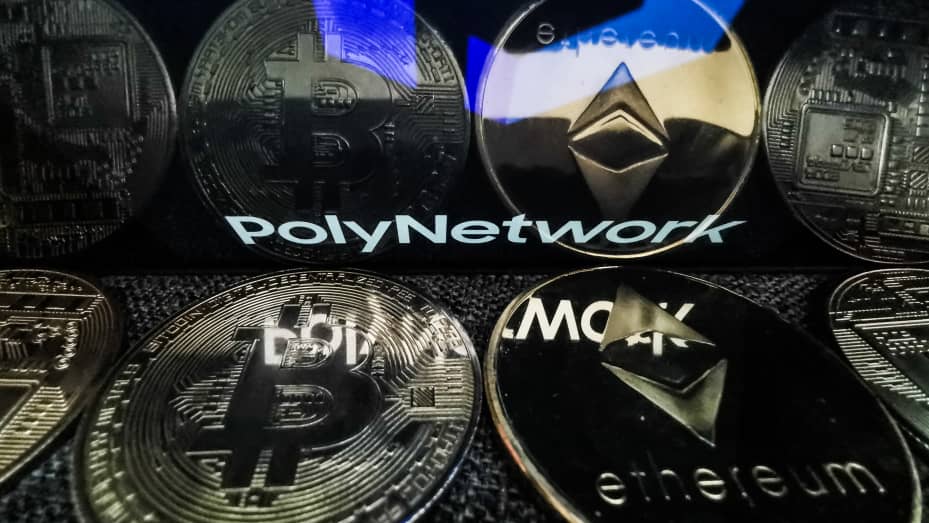 Biểu trưng Poly Network hiển thị trên màn hình điện thoại với sự thể hiện vật lý của một số loại tiền điện tử.
