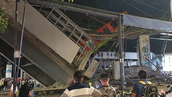 Hiện trường vụ sập cầu vượt metro ở thủ đô Mexico 