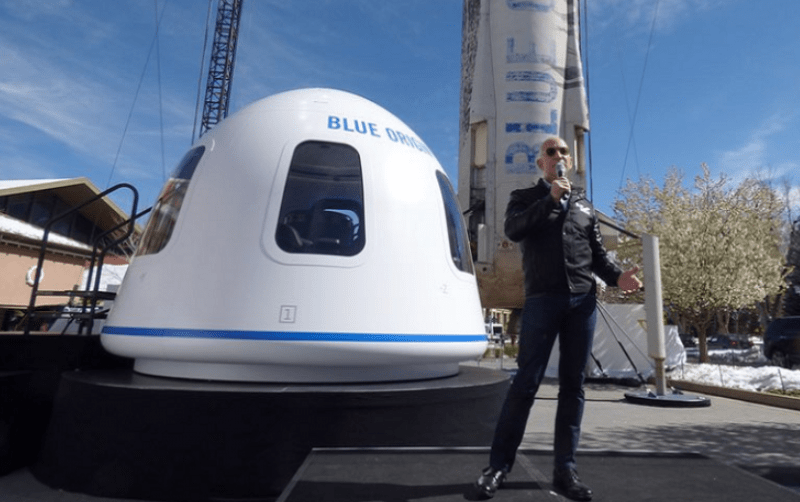 Jeff Bezos bên